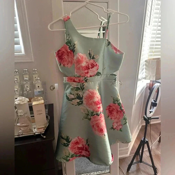 🌸YOUTH's floral Dress🌸 - Picture 2 of 8